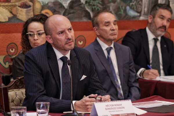 El titular de la Tesorería Municipal, Héctor Romay González Cobián, compareció ante la Comisión de Patrimonio y Hacienda Pública del Cabildo