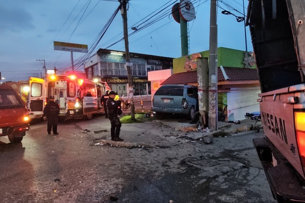 En total, fueron tres personas lesionadas, los dos adultos mayores que quedaron prensados y el conductor de la camioneta blanca
