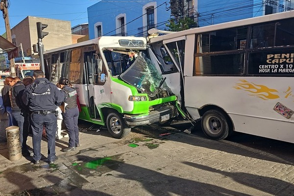 Pese a la magnitud del accidente, los lesionados no fueron de gravedad y fueron atendidos por paramédicos que llegaron al Centro Histórico