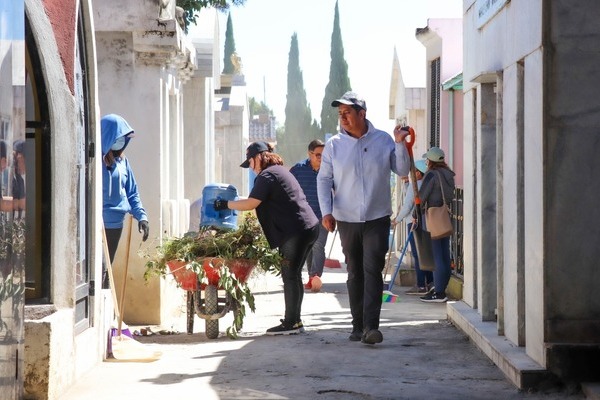 Los panteones Camino Real a Nealtican y El Carmen de Huejotzingo han sido beneficiados con limpieza y mantenimiento de áreas comunes