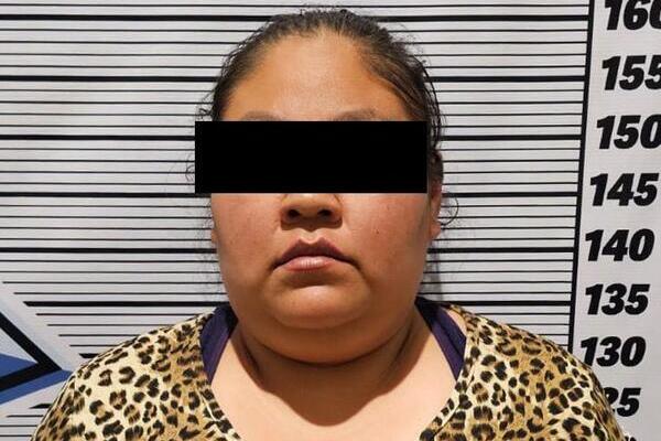 Entre las pertenencias de la mujer acusada de extorsión se hallaron más de 16 mil pesos en efectivo y diversos envoltorios con posible droga