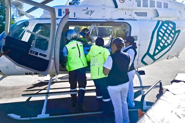 Para este traslado se consideró la participación de dos aeromédicos, quienes brindaron atención y monitoreo continuo al adolescente