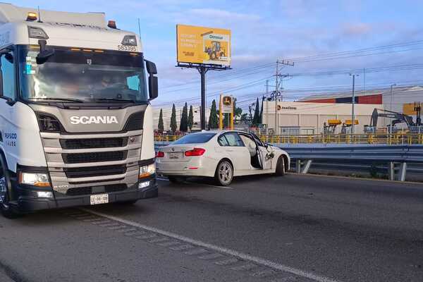 Tras el percance en la autopista Puebla-Orizaba, el conductor bajó del automóvil y refirió un malestar, por lo que llamaron a emergencias