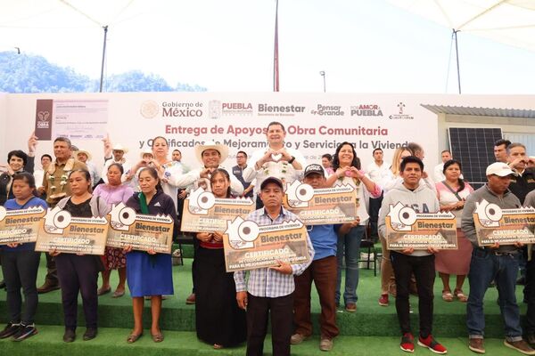 El gobernador Alejandro Armenta visitó Cuautempan para entregar apoyos del programa de Obra Comunitaria, acompañado de Laura Artemisa