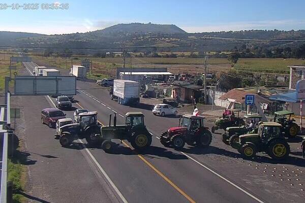 Campesinos tlaxcaltecas bloquean la carretera federal México-Veracruz, en el tramo de Sanctórum - Nanacamilpa para exigir apoyo federal