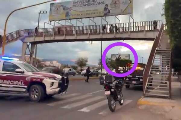 Un hombre de aproximadamente 48 años resultó lesionado luego de caer desde un puente peatonal ubicado sobre la calzada Adolfo López Mateos