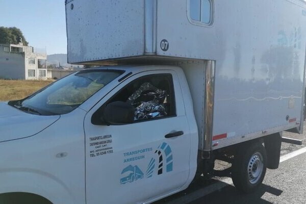 La zona en la autopista México-Puebla fue acordonada y se espera que el cuerpo del chófer sea trasladado al anfiteatro por SEMEFO