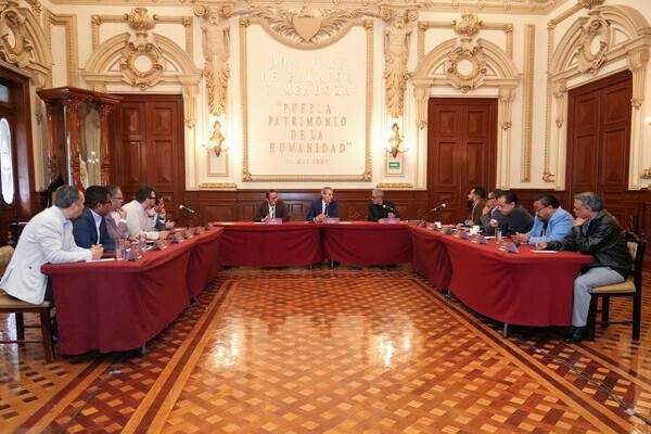 Mil millones de pesos serán destinados a pavimentar vialidades del municipio de Puebla, anunció Pepe Chedraui en conversación con periodistas