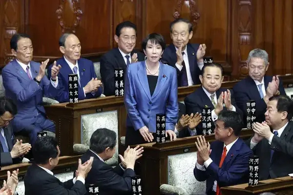 Es probable que Sanae Takaichi siga los pasos de su mentor y de quien es heredera ideológica, el asesinado ex primer ministro Shinzo Abe