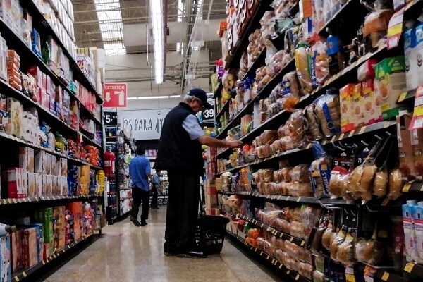 El PIB cayó 0.3% en el trimestre con respecto a los tres meses anteriores, ligeramente por encima de la estimación mediana del -0.4%