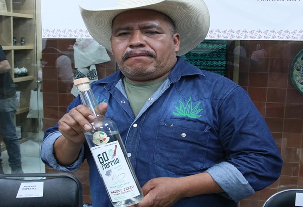 Mezcal poblano gana máxima puntuación en Spirits Selection 2025