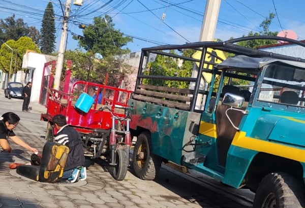 Motociclista se impacta contra camioneta estacionada en el municipio de Tehuacán