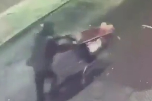 Mujer hallada en carrito de supermercado del barrio de El Carmen fue bajado de una camioneta