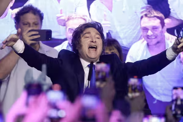 El presidente argentino Javier Milei logró un contundente triunfo en las legislativas que le permitirá reforzar su presencia en el Congreso