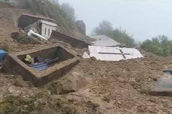 Panteón de Chachahuantla, Naupan, colapsa y ataúdes quedan al descubierto