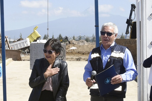 Rectora Lilia Cedillo coloca primera piedra de pista de tartán y campo traviesa en la prepa Alfonso Calderón