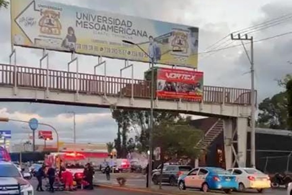Reportan fallecimiento en hospital de hombre que se lanzó de puente peatonal en Tehuacán