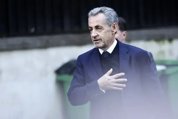 Sarkozy ha ingresado este martes en la prisión parisiense de La Santé para cumplir la pena de cinco años impuesta hace casi un mes