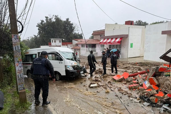 Se desploma barda del panteón de Xiutetelco sobre unidad de transporte público; hay dos lesionados