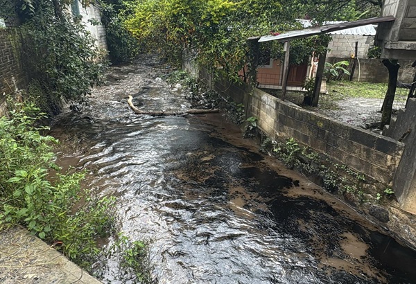 Se registra derrame de petróleo en el río San Marcos; hay afectaciones en Huauchinango y Xicotepec