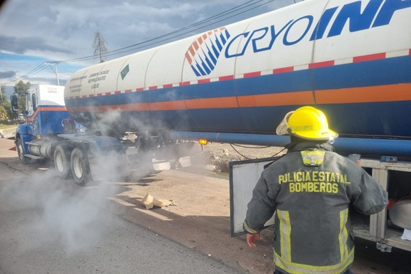 Se registra fuga en pipa cargada con dióxido de carbono en la autopista México-Orizaba