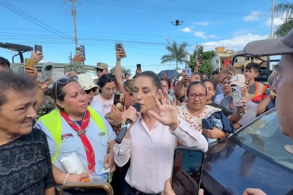Resguardada por elementos del Ejército, la presidenta Sheinbaum recibió un micrófono para hacerse escuchar ante habitantes de Poza Rica