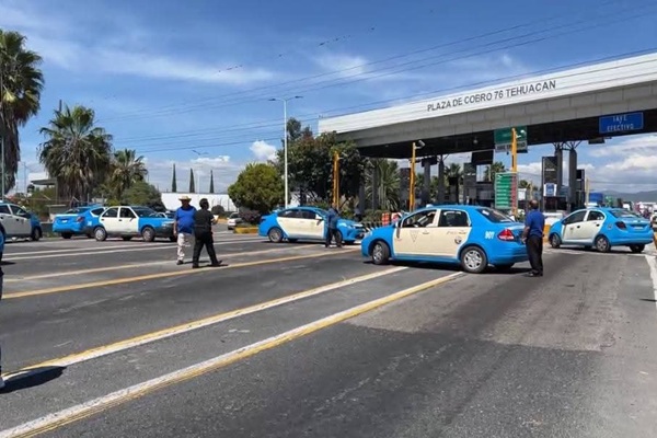Taxistas de Tehuacán toman caseta de la autopista Cuacnopalan-Oaxaca; exigen “piso parejo” ante avance de aplicaciones de transporte