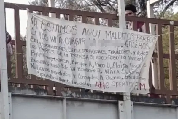 Tras los reportes sobre la aparición de narcomantas, elementos de la Policía de Tehuacán, Estatal y del Ejército arribaron a ambos sitios