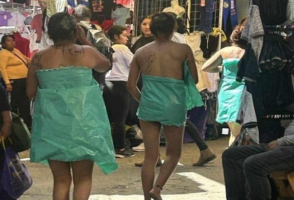 Tianguistas de San Martín Texmelucan desnudan y exhiben a mujeres acusadas de robo