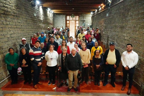 Treinta adultos mayores de Tlaxcala reciben asesoría para reencontrarse con familiares en EE.UU.