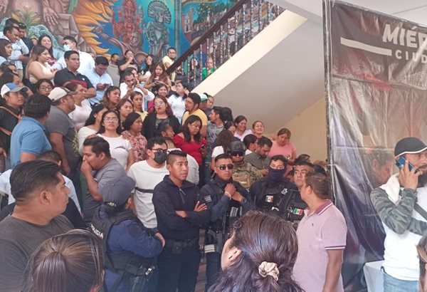 Vecinos de Ajalpan irrumpen al Ayuntamiento para obligar al alcalde a realizar obras públicas