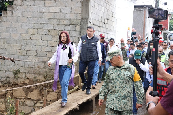 Vecinos de Huauchinango piden muro de contención junto a gasolinera, donde una vivienda permanece en riesgo