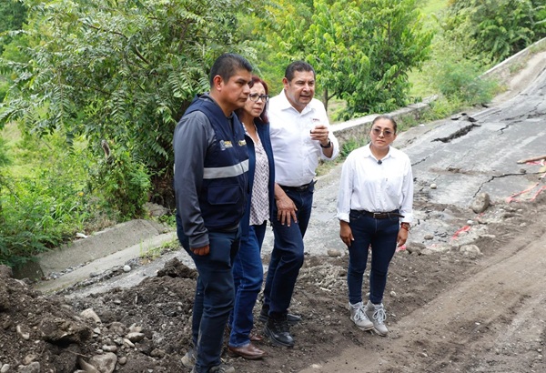 Vecinos de Pantepec piden durante visita gubernamental reforzar muro de contención que protege del río a tres comunidades