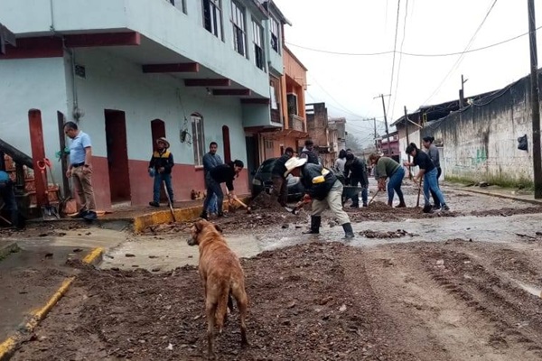 Viviendas bajo el agua, familias desplazadas, apagones, desbordamiento de ríos y deslaves dejan lluvias en Sierra Norte de Puebla