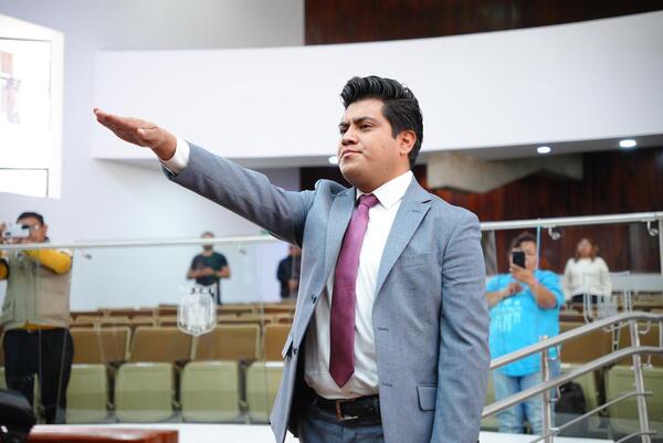Conforme a lo dispuesto en el artículo 79 de la Constitución Política del Estado de Tlaxcala, Christian Solano Sánchez rindió protesta
