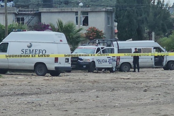 Al lugar arribaron elementos de la Policía de Amozoc, quienes confirmaron que los bultos reportados se trataba de dos cuerpos sin vida