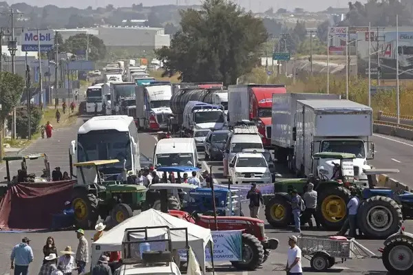 Pese al acuerdo con el gobierno federal, agricultores mantenían ayer bloqueados puntos carreteros en Sinaloa, Querétaro, Edomex y Guanajuato