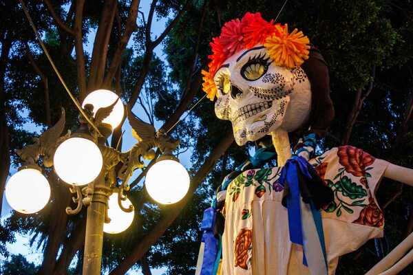 Los asistentes del desfile "Entre vivos y muertos" deberán portar expresiones tradicionales o populares en torno a la festividad
