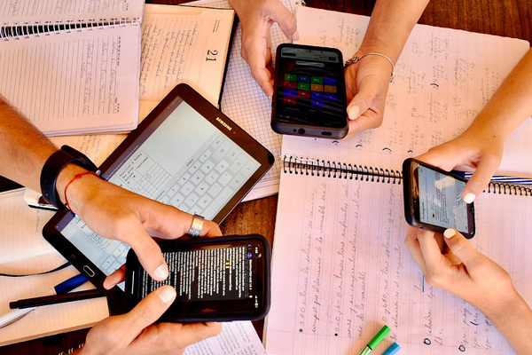 Esther Martínez propuso restringir el uso de celulares al interior de las escuelas de Puebla pues promueven la falta de concentración