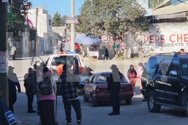 A la avenida principal de Clavijero arribaron elementos de la Policía Municipal para una revisión tras el reporte de hombres ebrios dormidos