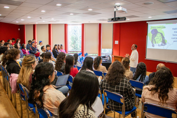 Para el ponente, la revisión histórica y contextual de la estética permite comprender las narrativas deshumanizantes de la imagen corporal