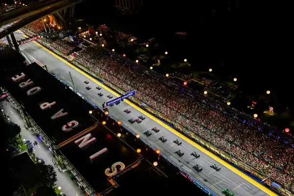 El GP Singapur, la pista más demandante, físicamente hablando, para los pilotos en todo el año, donde pierden kilos por la extrema humedad