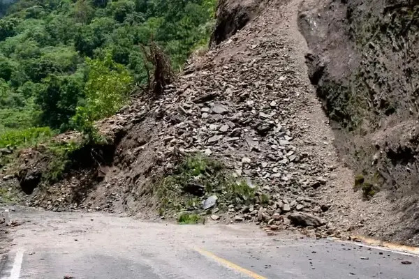 Hay inestabilidad de taludes en la Sierra Negra, Norte y la Mixteca y, además a dos kilómetros antes del ingreso a Eloxochitlán un derrumbe
