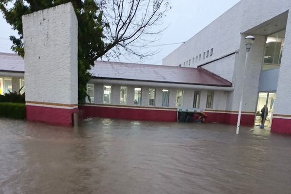 La Clínica-Hospital del ISSSTE en Huauchinango se inundó, el inmueble registra afectaciones graves en varias áreas del nosocomio