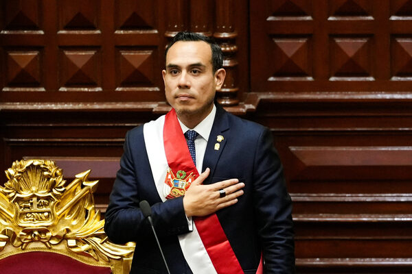 El líder del Congreso de Perú, José Jerí, juramentó como el presidente interino peruano luego de que el Legislativo destituyera a Boluarte