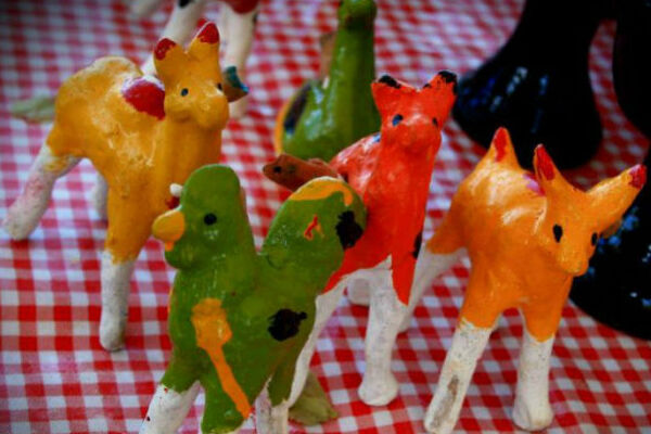 La costumbre marca que, desde la mañana del 31 de octubre, se instala la ofrenda y los regalos, mientras los niños juegan frente al altar
