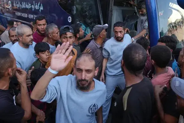 Los 20 rehenes vivos restantes que estaban en Gaza y cientos de prisioneros palestinos retenidos por Israel fueron liberados hoy lunes