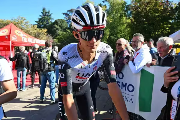 El ciclista Isaac del Toro, del equipo de UAE Team Emirates, cumplió con los pronósticos al imponerse en solitario en el Gran Piemonte