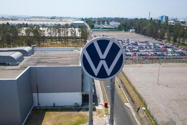 La amenaza del despido masivo se originó tras las negociaciones salariales de agosto, donde Volkswagen evaluaba reducir su producción un 25 %