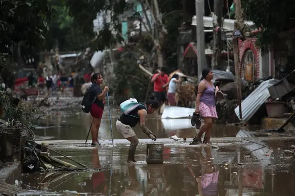 Los cuerpos de las víctimas de la inundación en Poza Rica, Veracruz siguen apareciendo ocultos entre el lodo, dentro de vehículos o casas